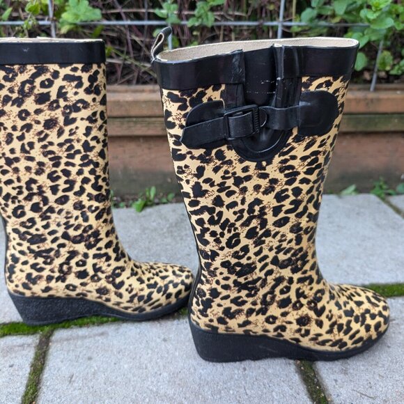 Quirky capellis leopard print rain boots with wedge heel. Size 6 - Picture 2 of 6